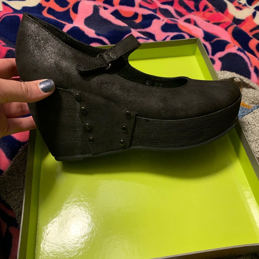 Brand new in box Antelope size 37 black
